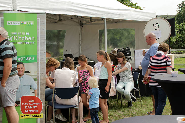 9-6-2018 - Proeverij in zomersfeer door de PLUS in Waarder_19